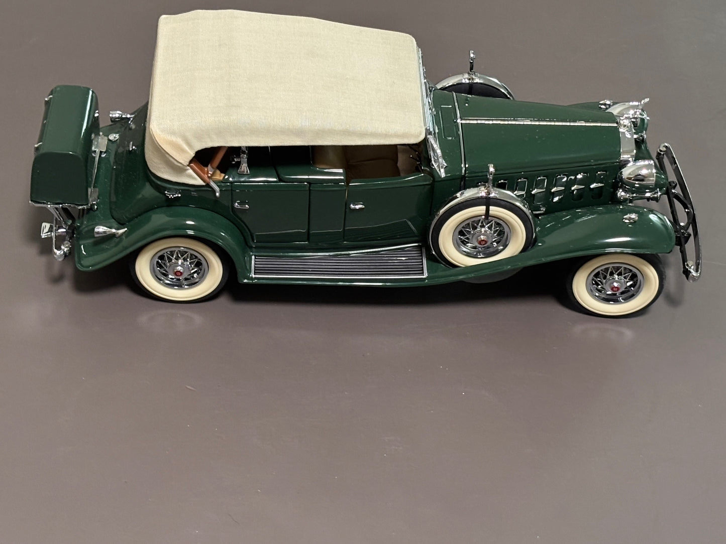 Danbury Mint 1:24 Cadillac V-16 Sport Phaeton 1932 Diecast Green Beige