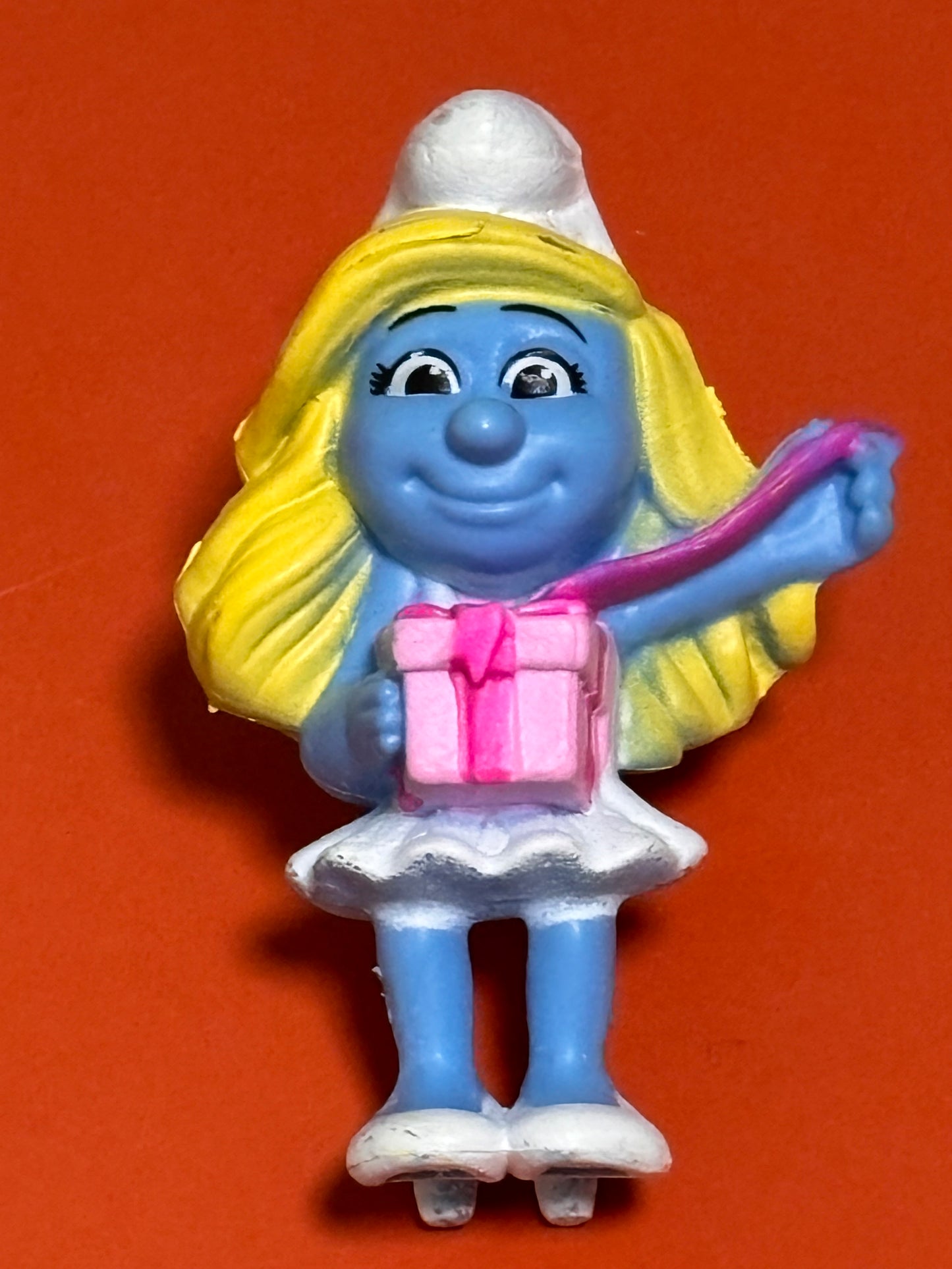 2013 Peyo Smurfs Smurfette Unwrapping Gift McDonald's Happy Meal Toy PVC Figure 3.5”