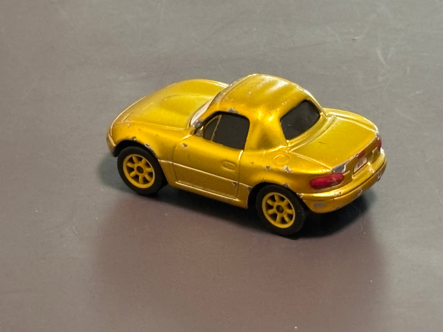 Mattel Disney Pixar Cars Gold Mia 1:55 Mazda MX-5 Die cast