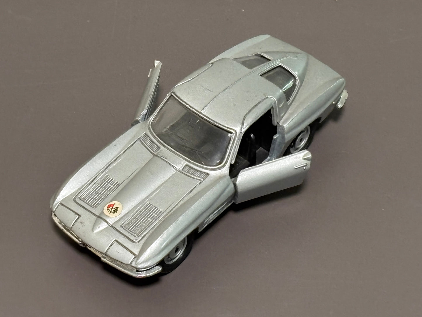 1996 Maisto '63 Corvette Split Window 1:38 Silver Diecast Door Open Rubber Tires
