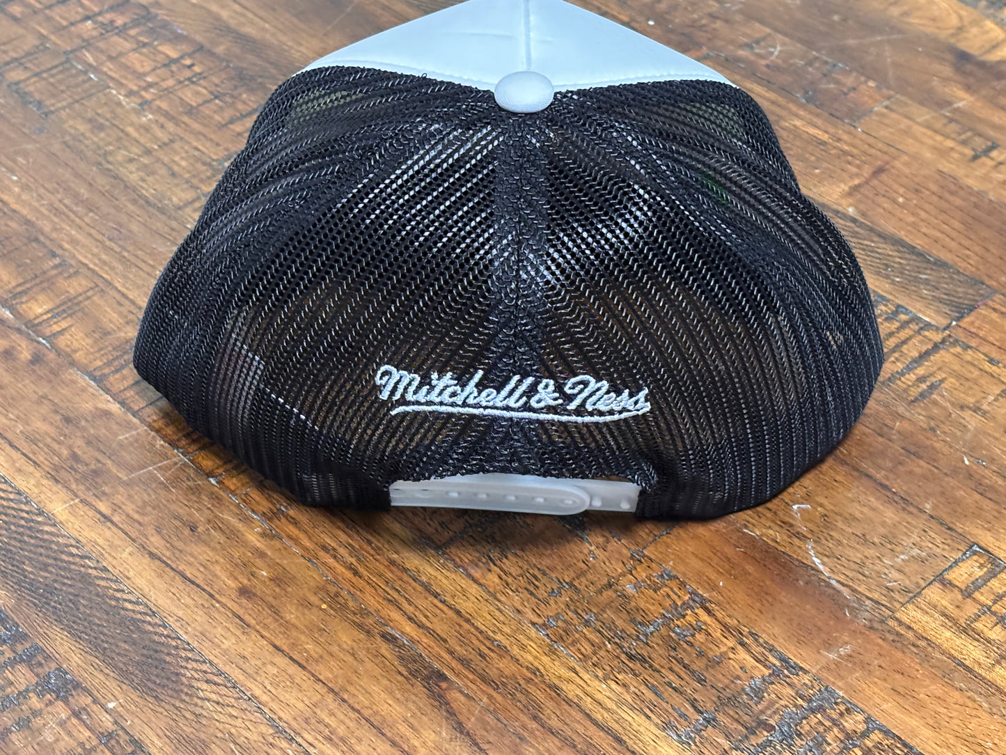 Mitchell & Ness NHL Hockey Pittsburgh Penguins 2017 Stanley Cup Finals Champions Snap Back Adjustable Mesh Trucker Hat White Black Yellow New