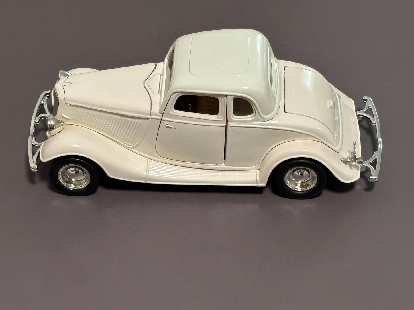 1934 Ford Coupe Red 1:24 White Diecast Model Model Car No. 68017 Motormax