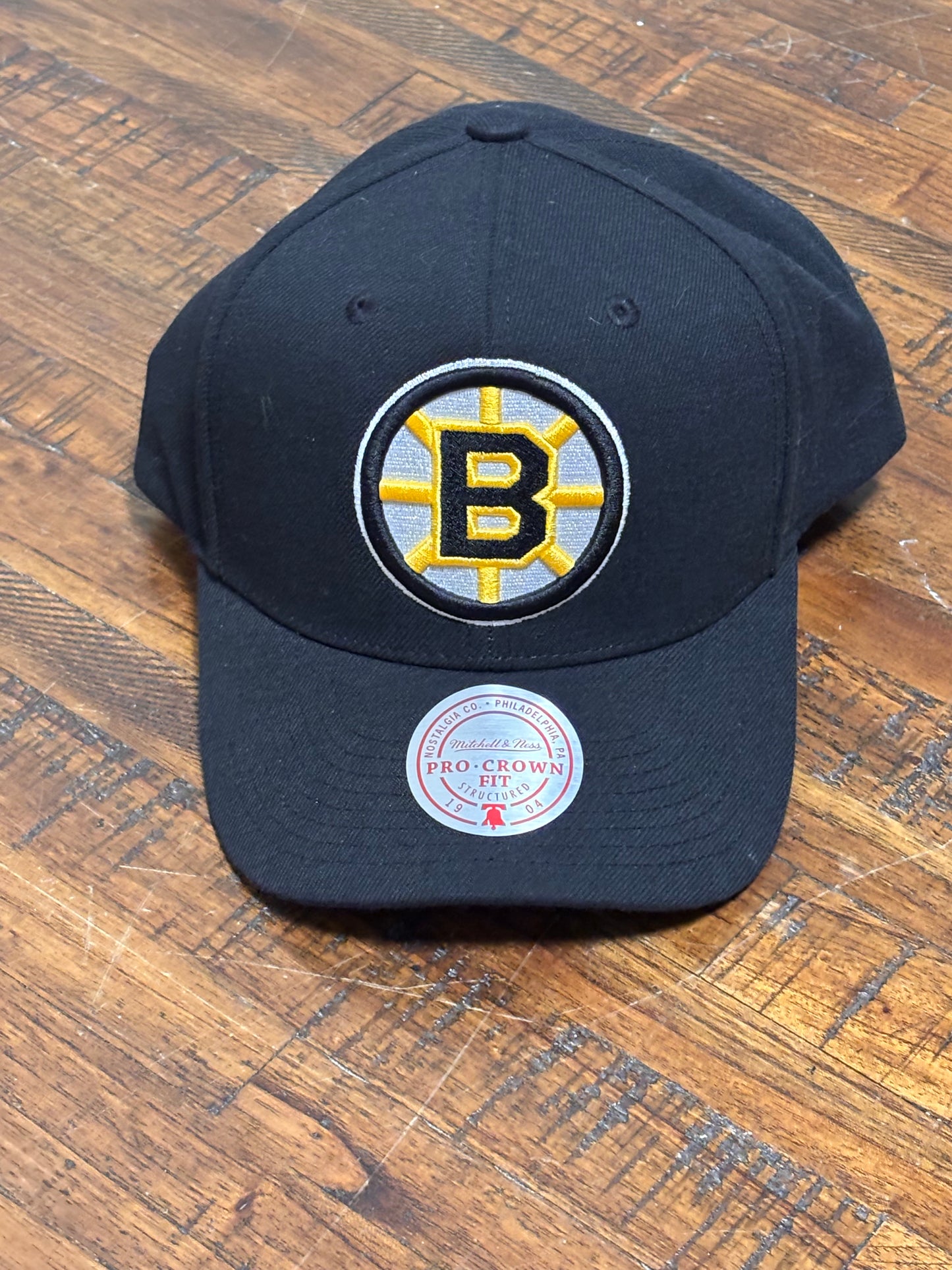 Boston Bruins Mitchell & Ness NHL Hockey Team Logo Ground Structured Pro Crown Fit Adjustable Snap Back Black White Gold Hat Cap New NWT