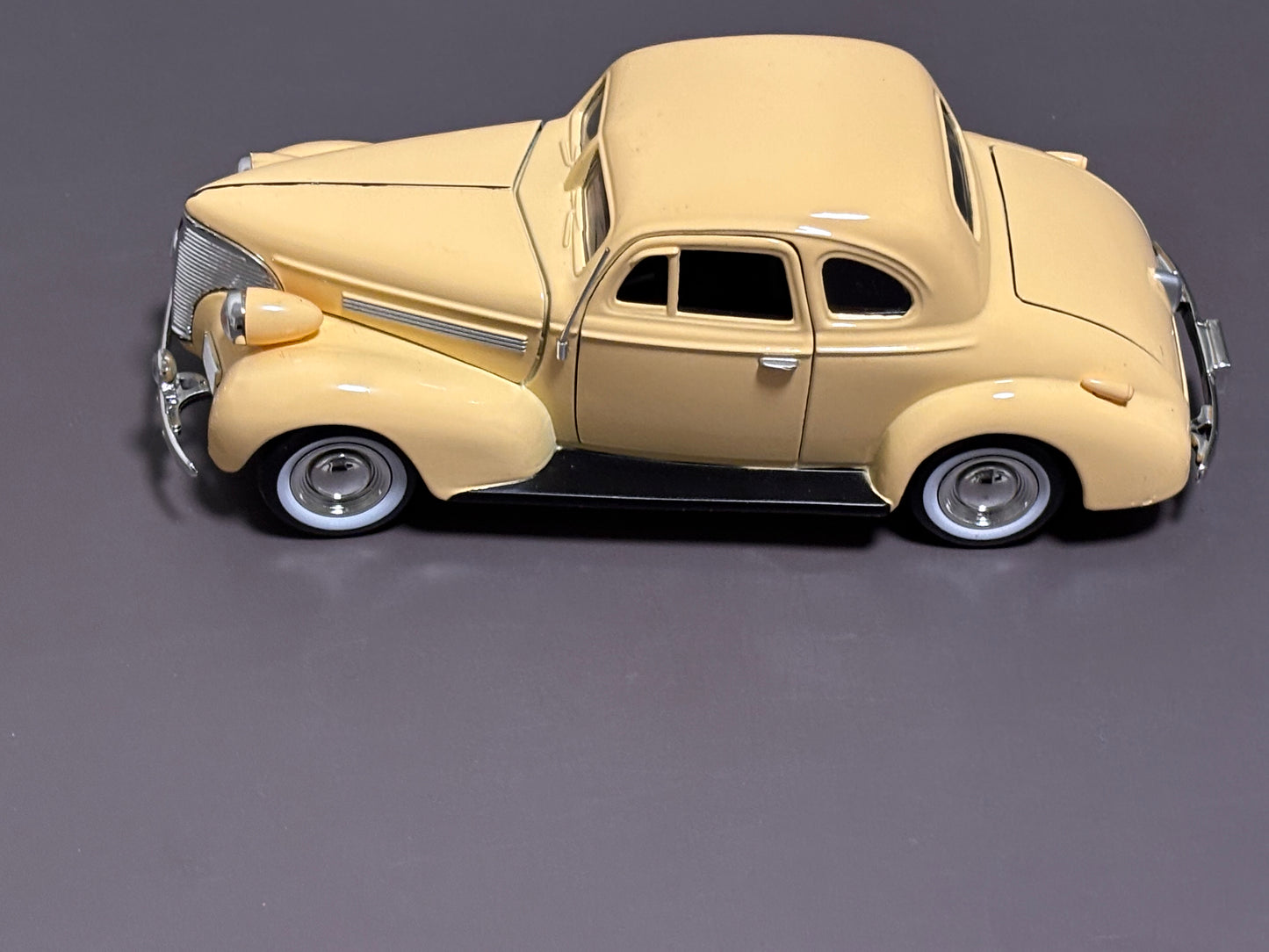 1:24 Scale Motormax 1939 Chevrolet Chevy Coupe No. 73247 (68034) Yellow Die Cast