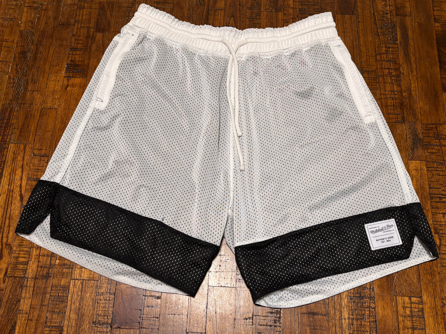 Mitchell & Ness Branded Essentials Reversible Mesh Shorts Black White Mens Large L New NWOT