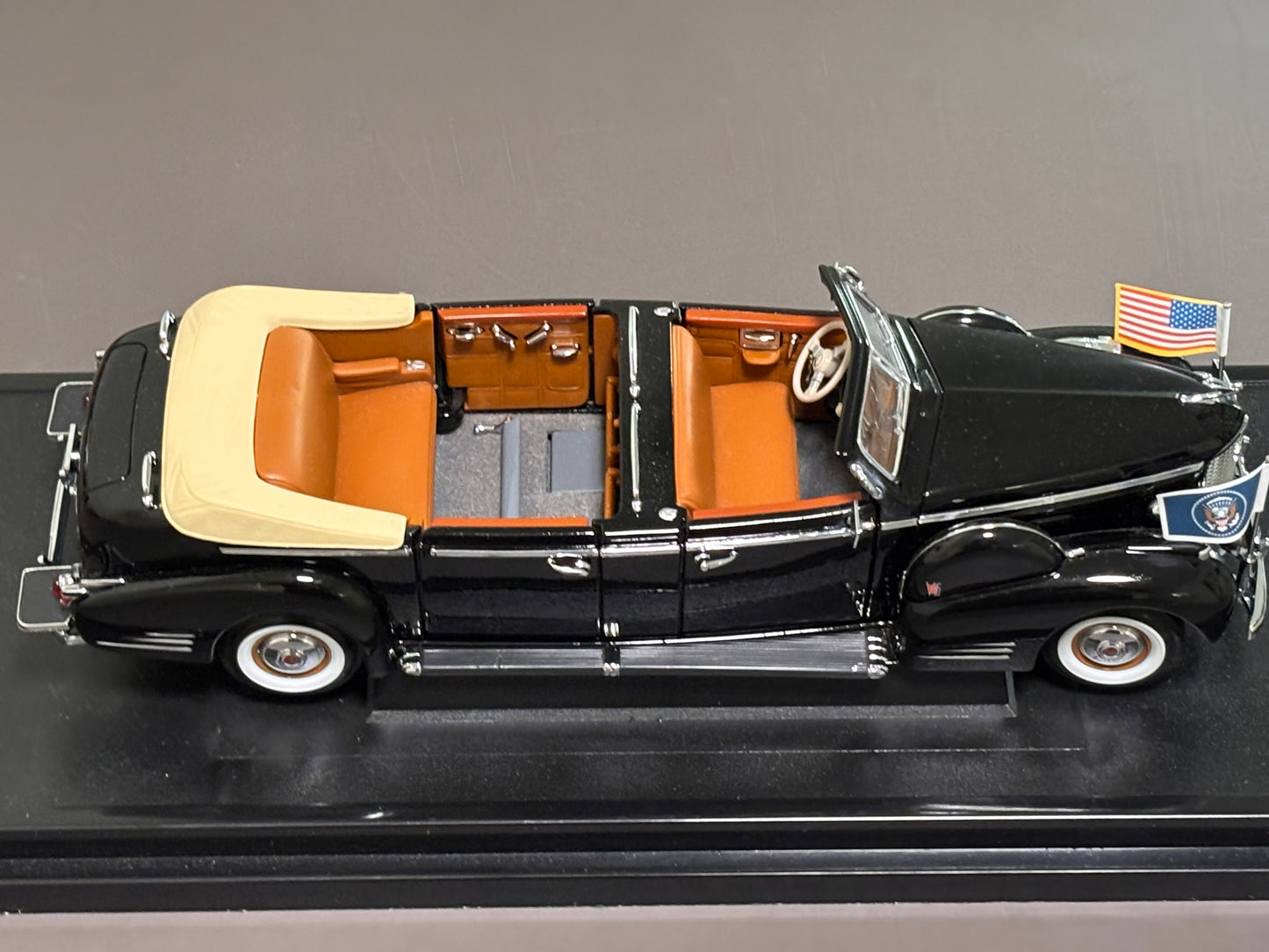 Road Signatures 1938 Cadillac V-16 Presidential Limo Diecast 1:24 Roosevelt