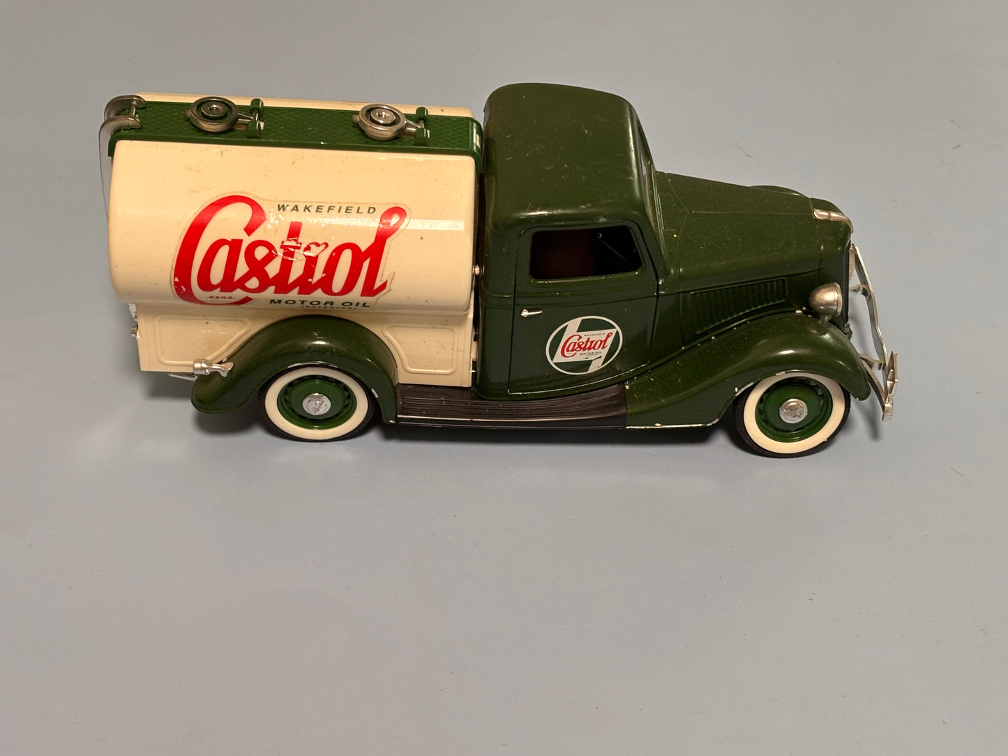 Castrol Motir Oil 1936 Ford V8 Tanker 1:18 Solido Green Opening Doors Tank Fill Lids
