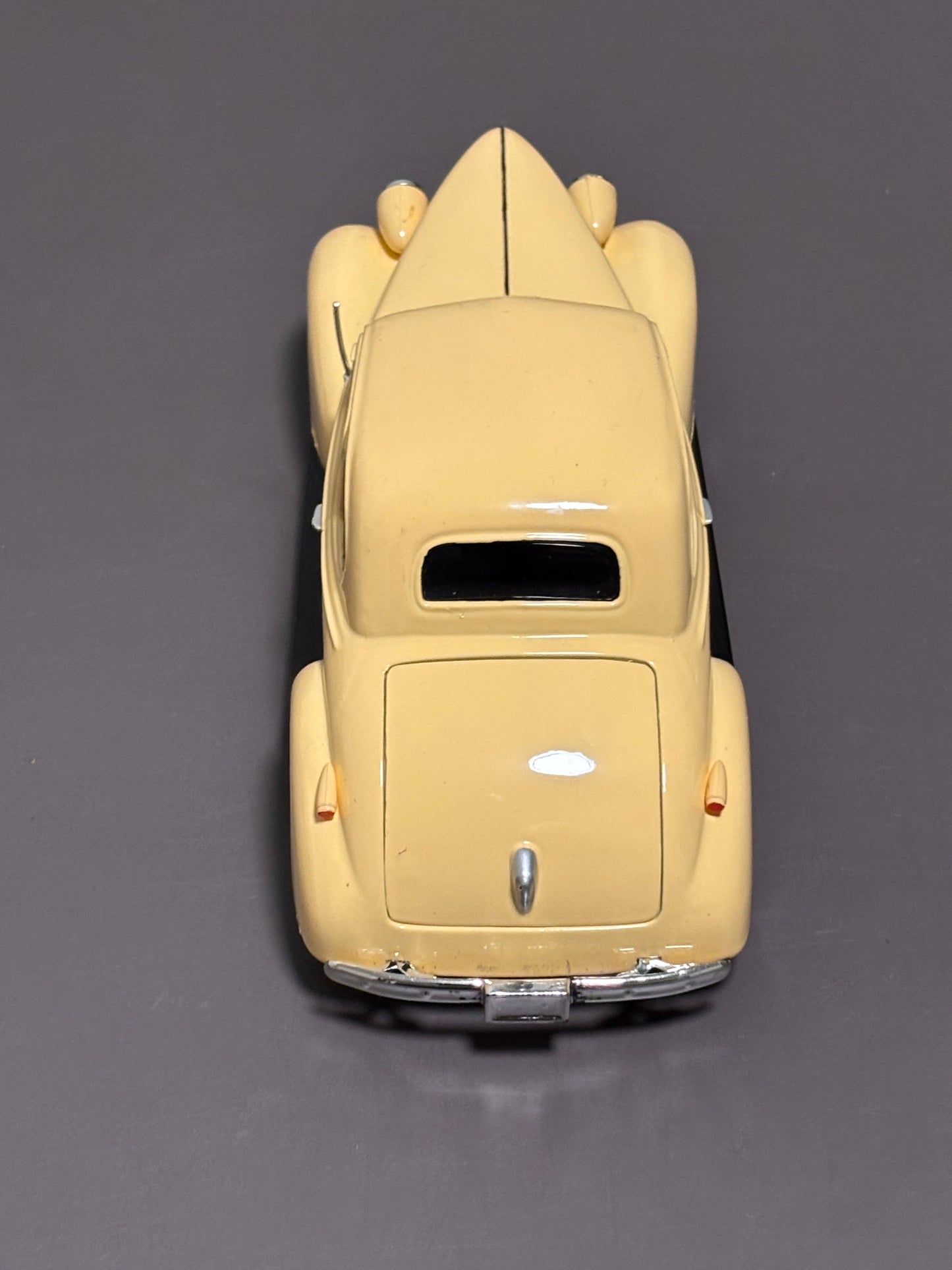 1:24 Scale Motormax 1939 Chevrolet Chevy Coupe No. 73247 (68034) Yellow Die Cast