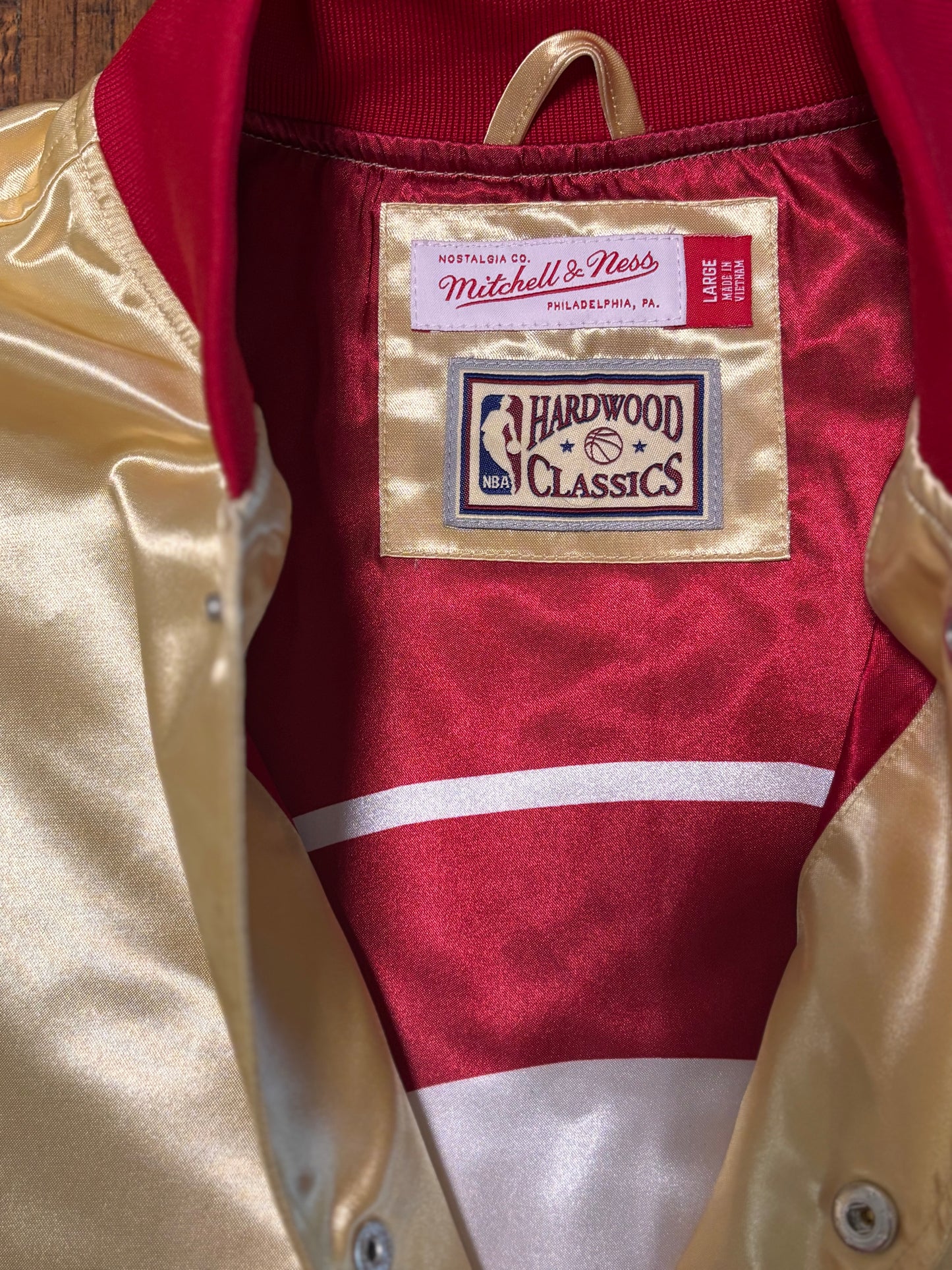 Atlanta Hawks Mitchell & Ness Hardwood Classic HWC NBA Retro Bomber Satin Varsity Jacket Long Sleeve Gold Red Men’s Large L New NWOT