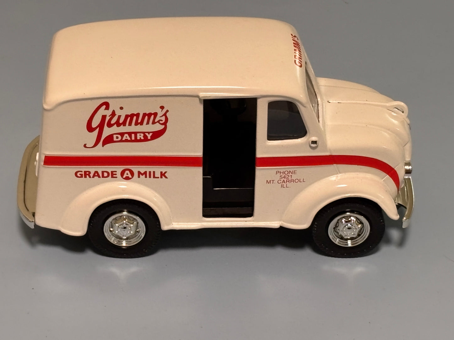Ertl Collectible 1950 Divco Delivery Truck Diecast Grimm"s Dairy Bank LE 500