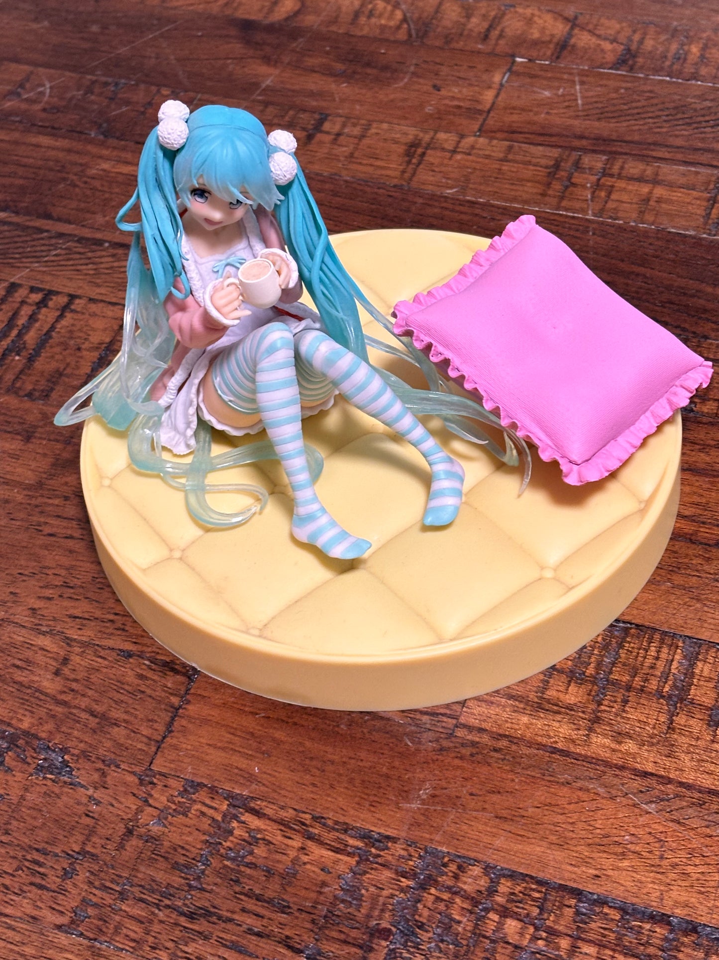 Taito Prize Hatsune Miku Original Casual Wear Version 5” with Bed and Pillow Figure Statue Anime