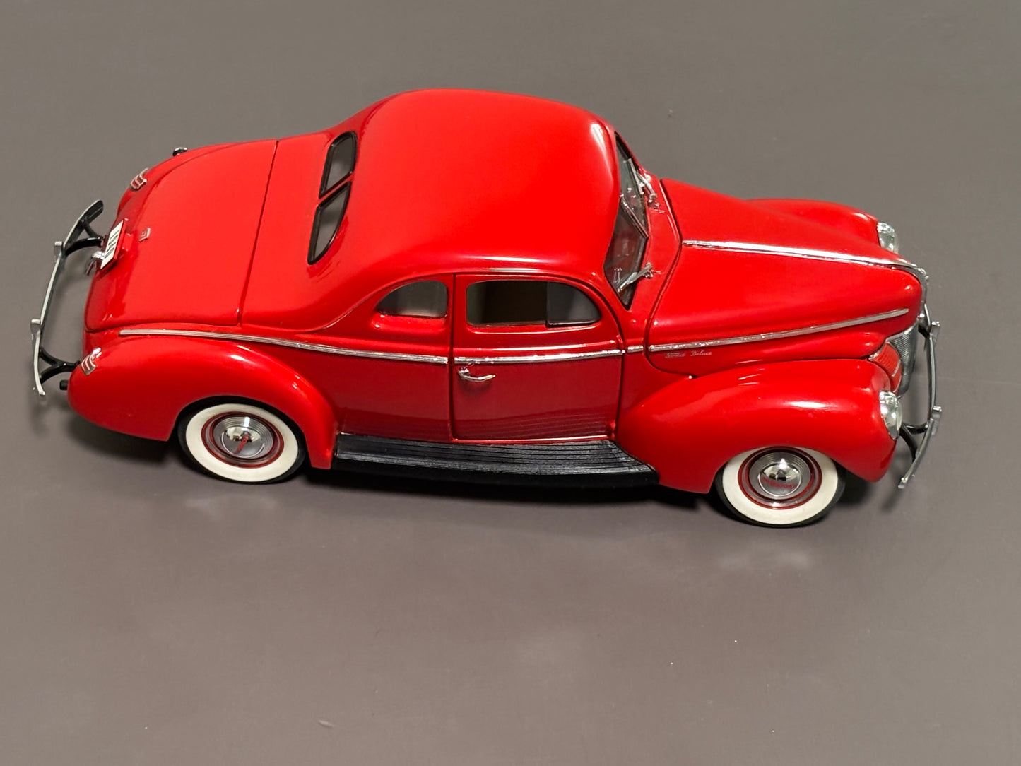 Danbury Mint 1940 Ford Deluxe Coupe Red 1/24 Scale Diecast Model Car