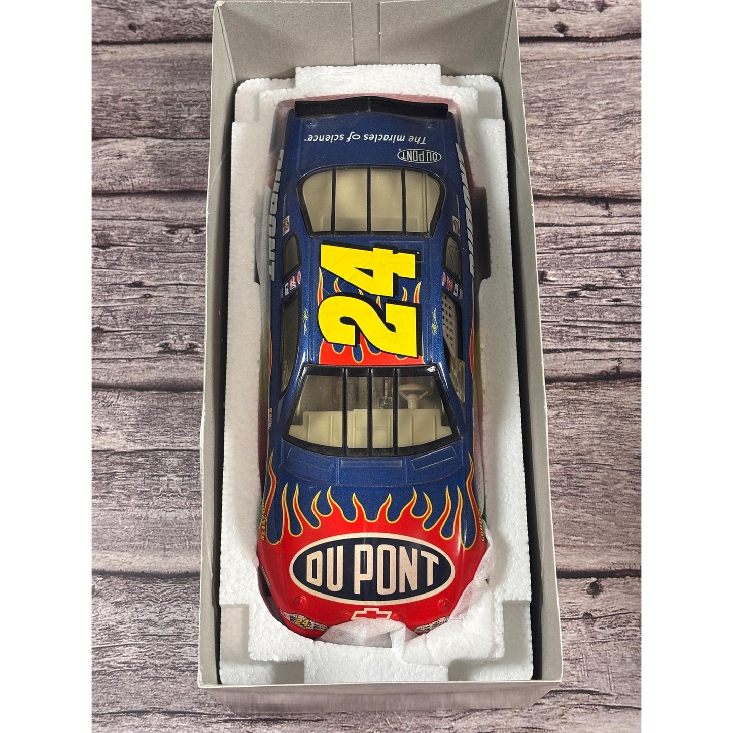 Jeff Gordon #24 DuPont 2004 Monte Carlo Action 1:24 scale car NASCAR