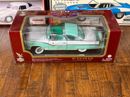 Vintage Road Legends Diecast 1:18 Scale 1955 Blue Ford Fairlane Crown Victoria New