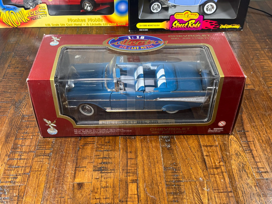 Road Legends 1957 Blue Chevrolet Bel Air Convertible Die-cast 1:18 Scale New
