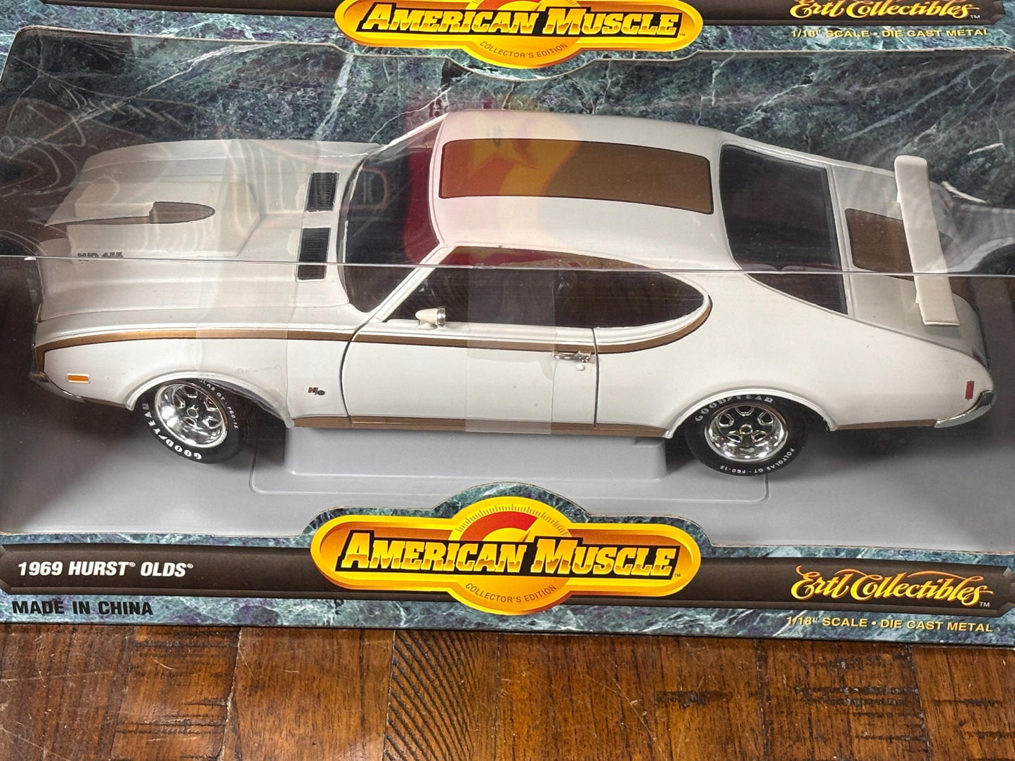 Ertl American Muscle 1969 Hurst Oldsmobile 1:18 White/Gold Diecast Car New