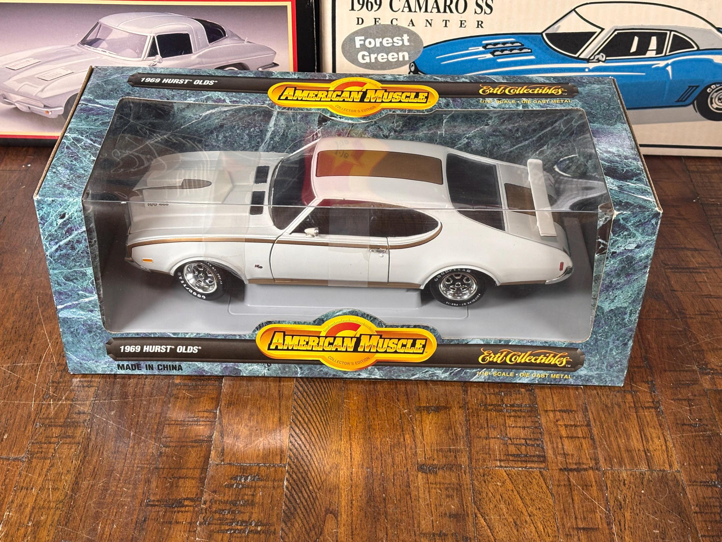 Ertl American Muscle 1969 Hurst Oldsmobile 1:18 White/Gold Diecast Car New