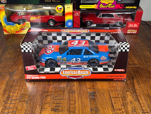 Ertl American Muscle-Richard Petty #43 STP Grand Prix 1:18 Scale 1992