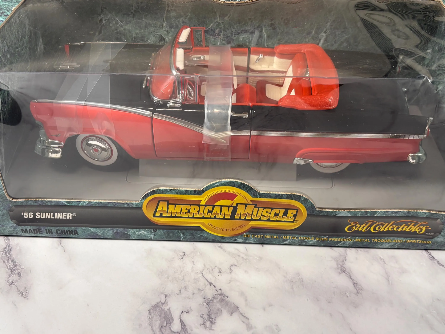 ERTL 1/18 1956 Ford Sunliner Fiesta Red/Raven Black #7258 American Muscle New